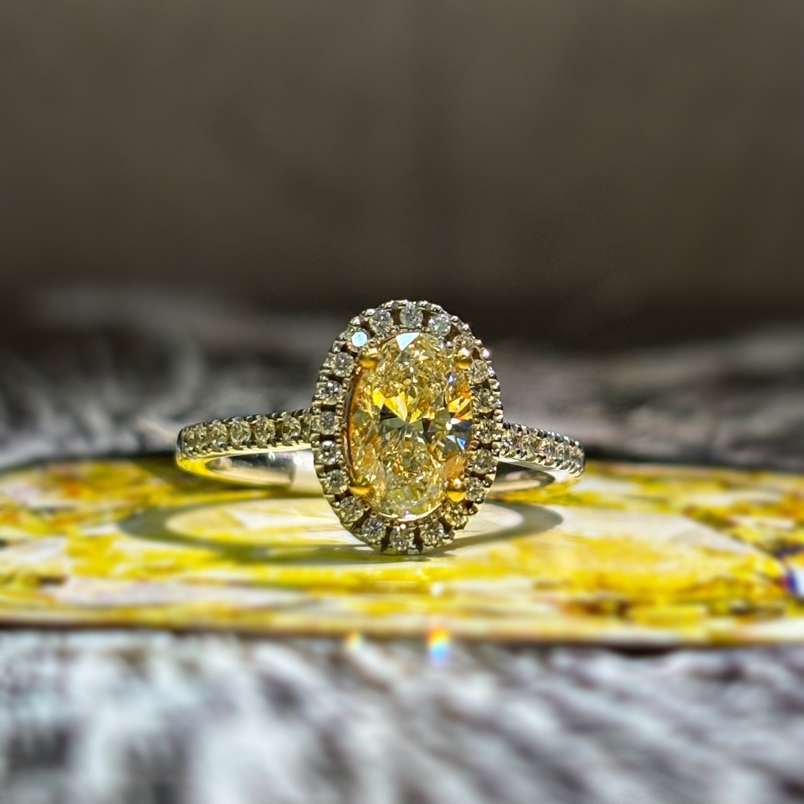 Дамски пръстен от бяло злато с жълт диамант и бели диаманти 1.43 карата